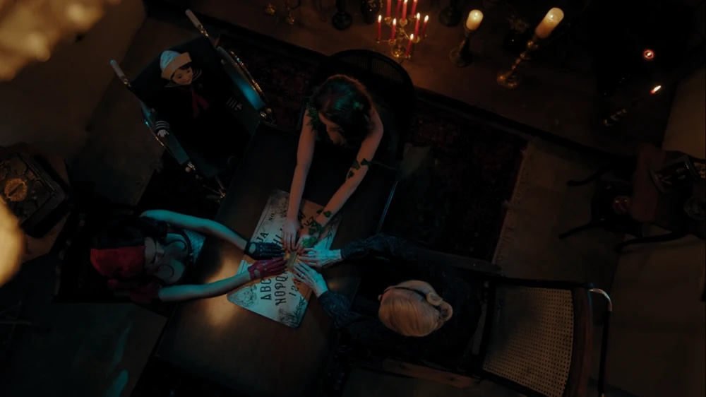 RD-Caps-4x04-Halloween-77-Toni-Julian-Cheryl-Nana-Rose