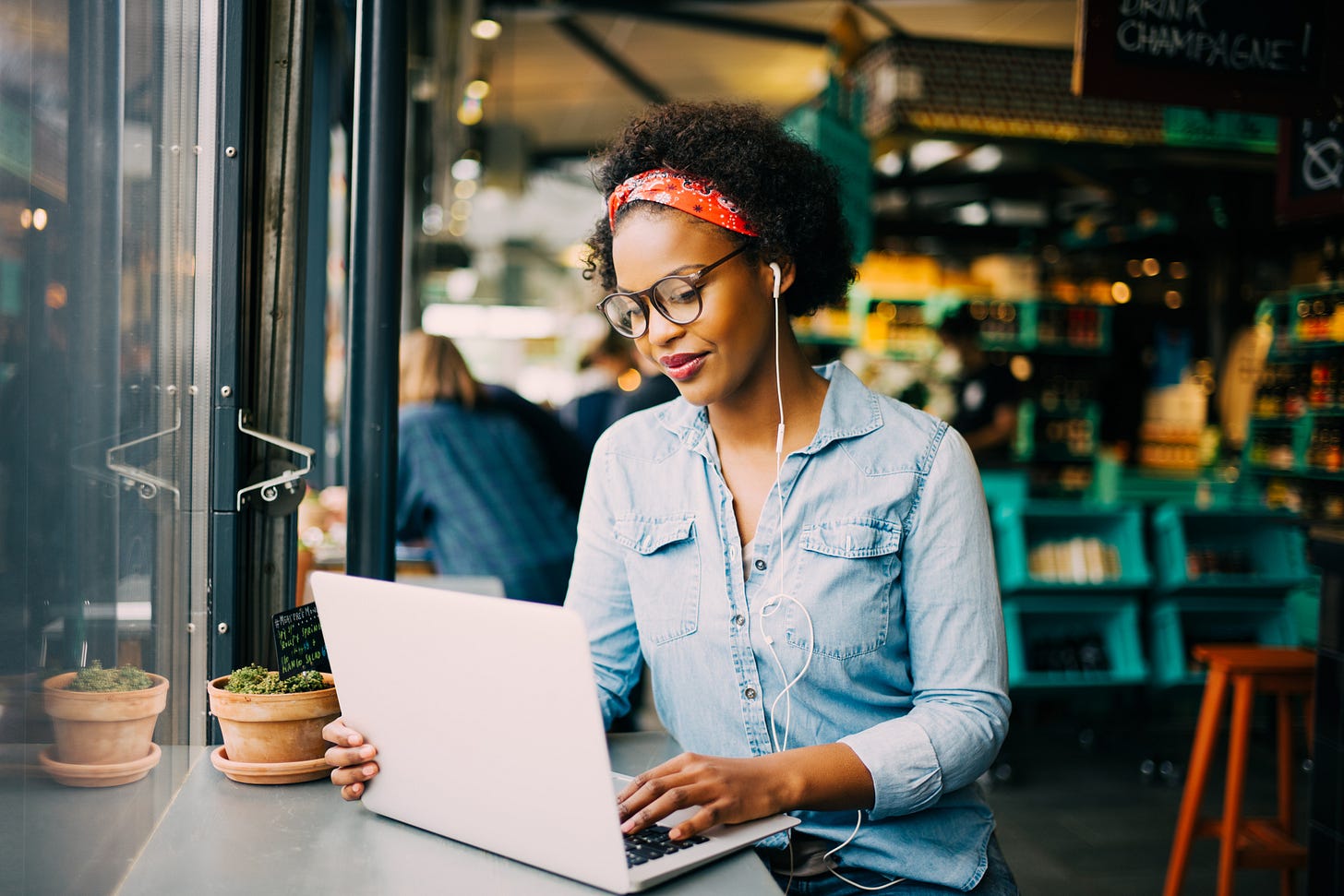 Freelancer working in a coffee shop.