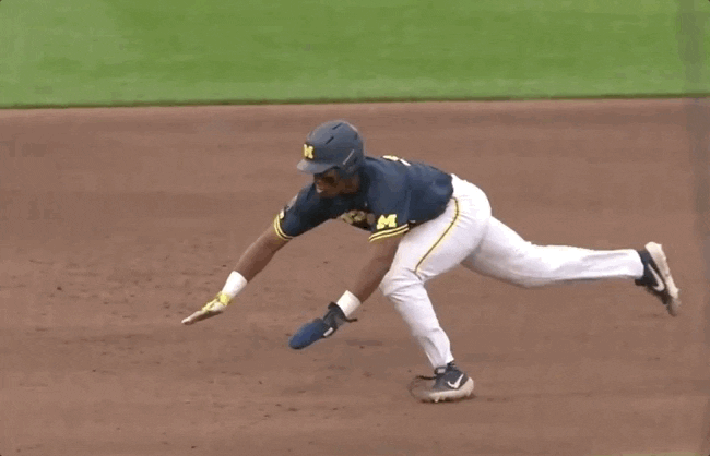 um jogador de baseball caindo no chão em câmera lenta