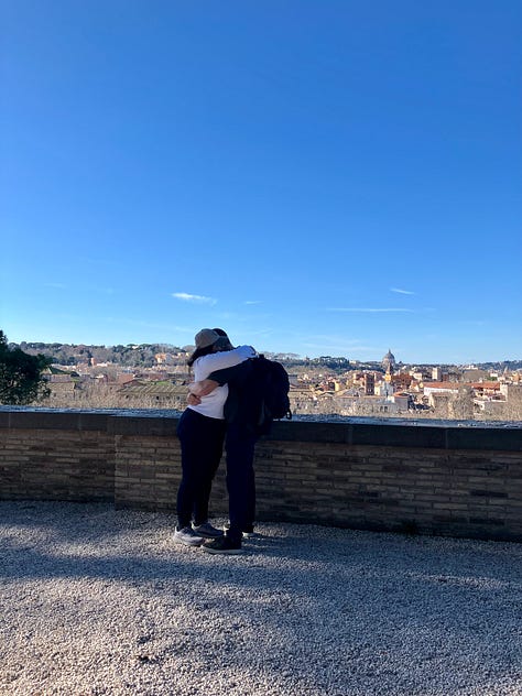 Una coppia è seduta vicina su una panchina in un parco, sotto un grande albero.  In un’altra immagine, due persone sono sedute su una panchina al sole mentre parlano e sorridono, con il prato alle spalle.  Nell’ultima, una coppia si abbraccia forte, davanti alla città.
