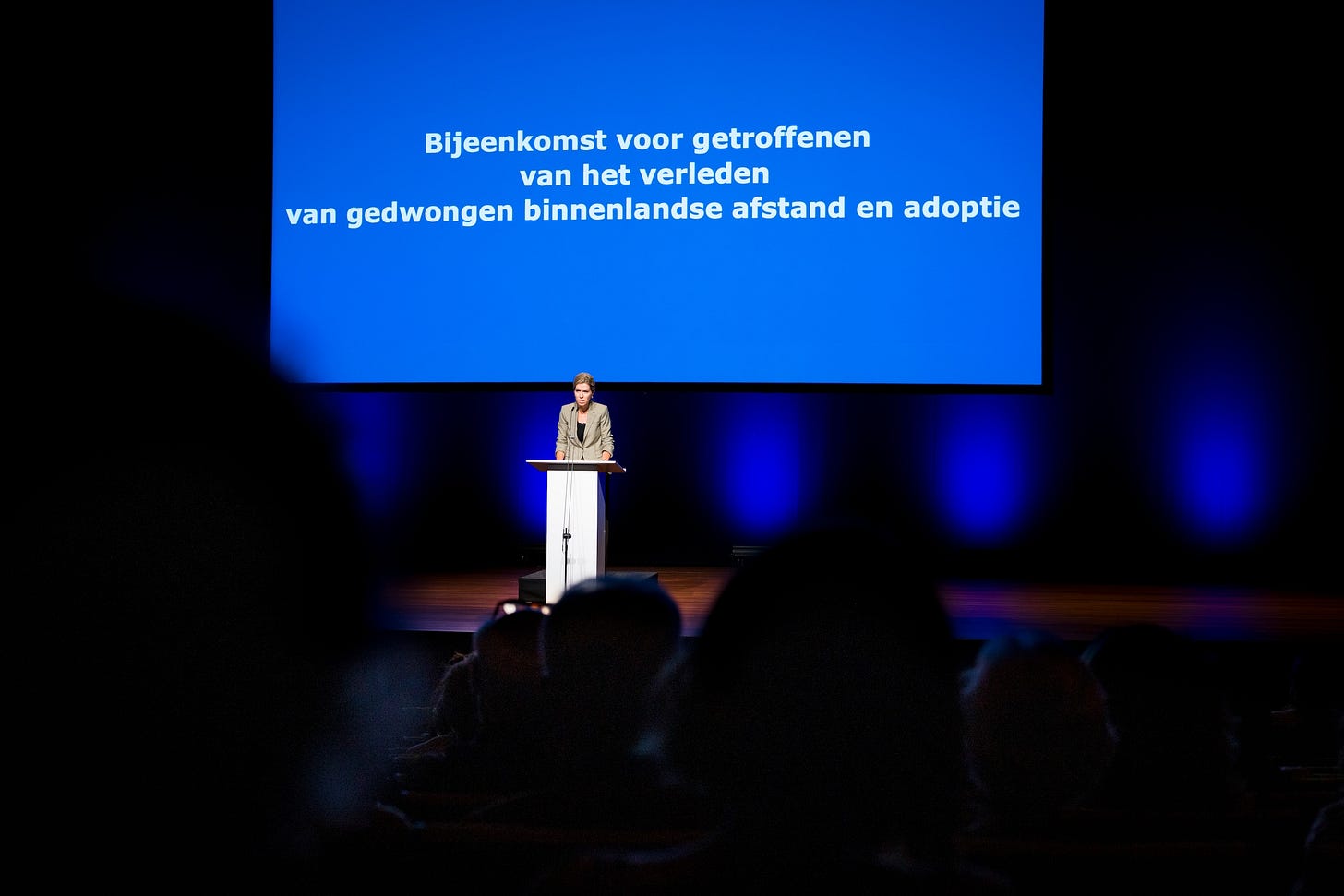 Staatssecretaris Van Bruggen biedt excuses aan voor binnenlandse adoptie:  overheid heeft 'steken laten vallen' | de Volkskrant