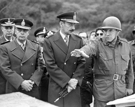 De izquierda a derecha, los generales Luciano Benjamín Menéndez, Jorge Rafael Videla y Antonio Domingo Bussi.