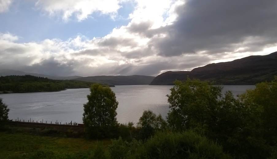 A lake surrounded by trees

AI-generated content may be incorrect.
