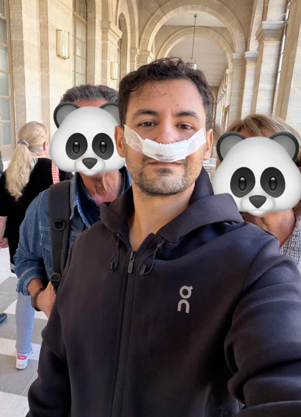Charly à la sortie de l'hôpital avec ses parents, un pansement sous le nez