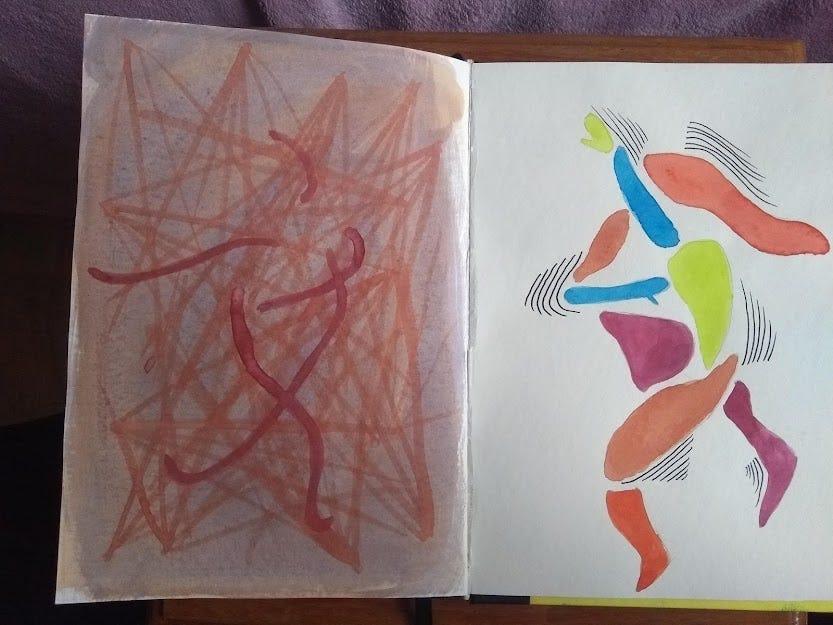 Foto vista de cima de um caderno sem pauta. Na página da esquerda, uma pintura em tons terrosos de linhas que imitam um corpo humano em movimento. Na página da direita, um pintura de formas orgânicas que formam a imagem de um corpo humano em movimento. Também há linhas em caneta preta.