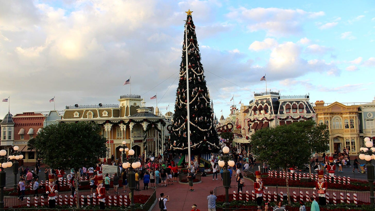 Main Street, U.S.A., decorated for Christmas at Magic Kingdom in 2016. Image: Theme Park Tourist via Wikimedia Commons