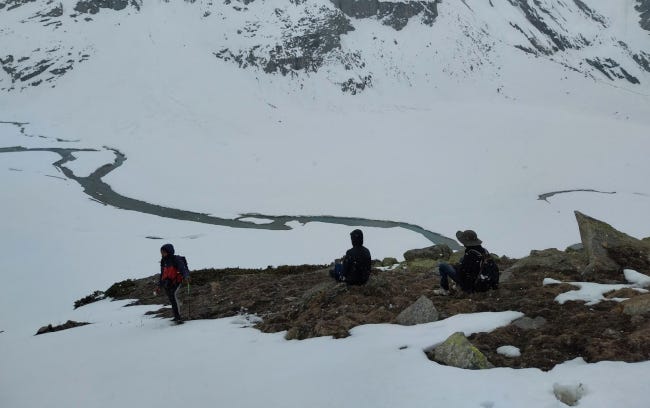 Un groupe de chercheurs semblant bien petits dans l'immensité des neiges himalayennes