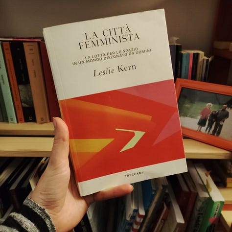 Tre foto quadrate. La prima è un libro rossa tenuto in mano, dietro il mare. Il secondo un libro con un disegno arancione e nero, con la sagoma di una casa. Dietro degli scogli e il mare. Il terno un libro con la parte sopra bianca e sotto un disegno sull'arancione/rosa. Dietro una libreria.