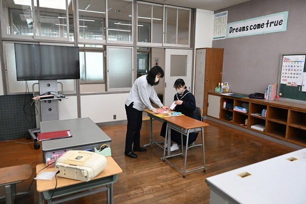 In Photos: Only junior high school student on remote Japan island graduates  ［写真特集12/12］- 毎日新聞