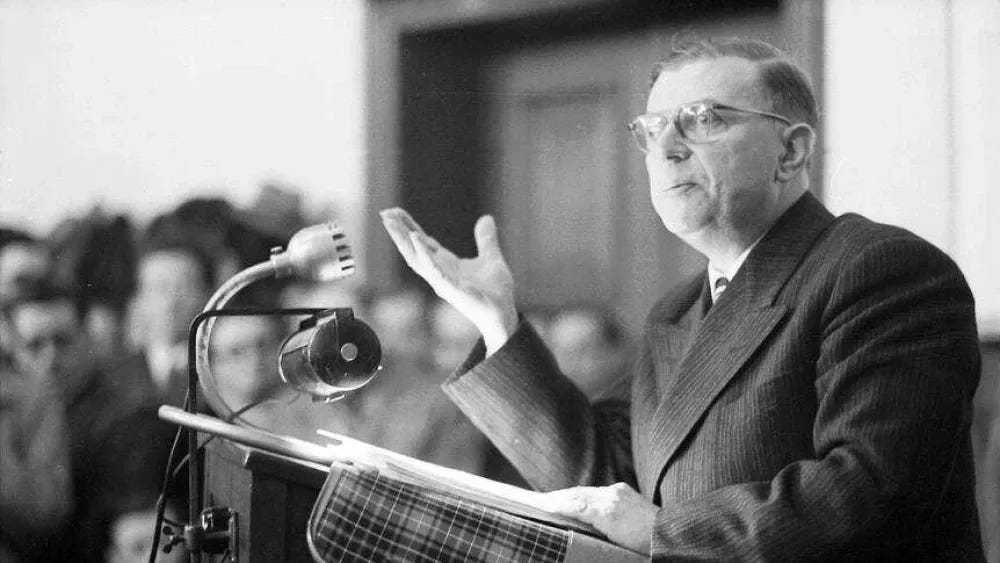 A pornografia política de Jean-Paul Sartre (1905-1980) — sua santificação do camponês maoísta, do mártir vietcongue, do terrorista argelino — não era apenas equivocada, mas obscenamente egoísta. Sátira...