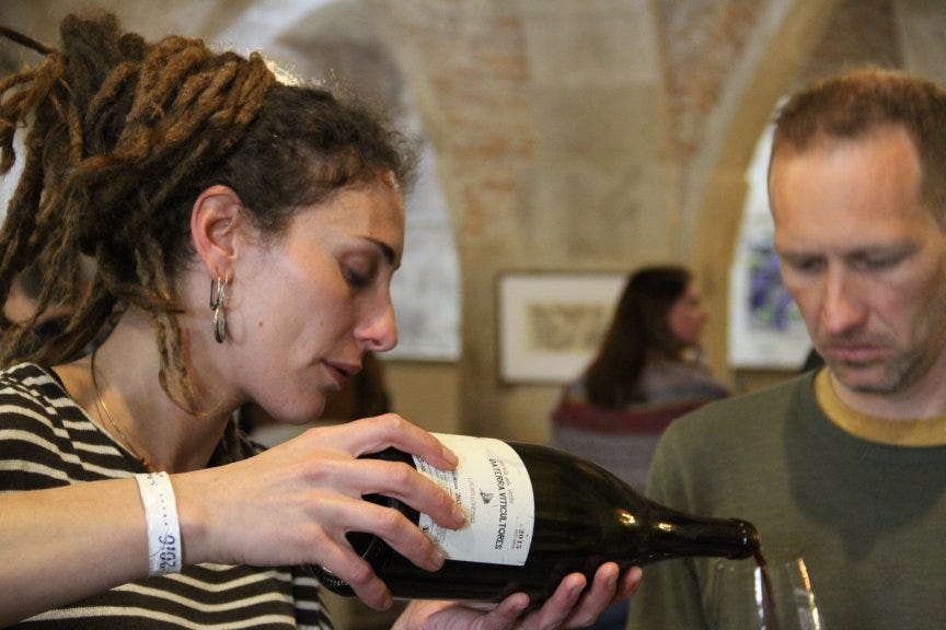 Laura Lorenzo pours a sample at Simplesmente Vinho 2017, Porto (Photo (C) Simon Woolf) Laura Lorenzo pours a sample at Simplesmente Vinho 2017, Porto