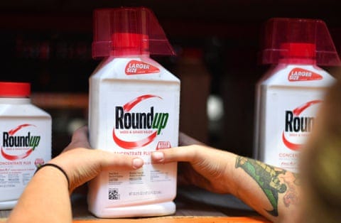 a person grabbing a bottle a person grabbing a bottle