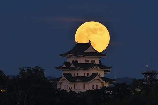 A building with a full moon behind it

AI-generated content may be incorrect.