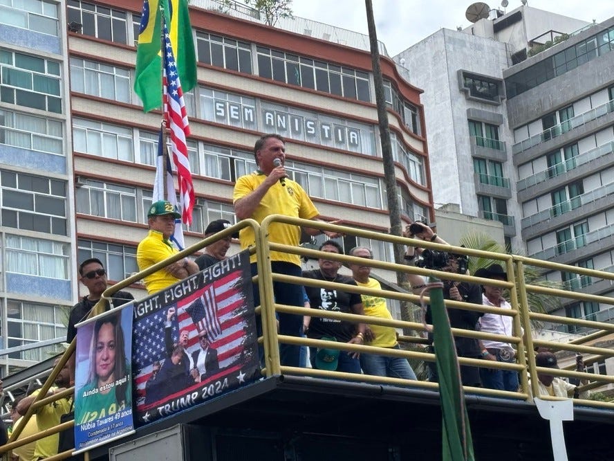 Bolsonaro discursa para apoiadores na Avenida Atlântica, em Copacabana, no Rio