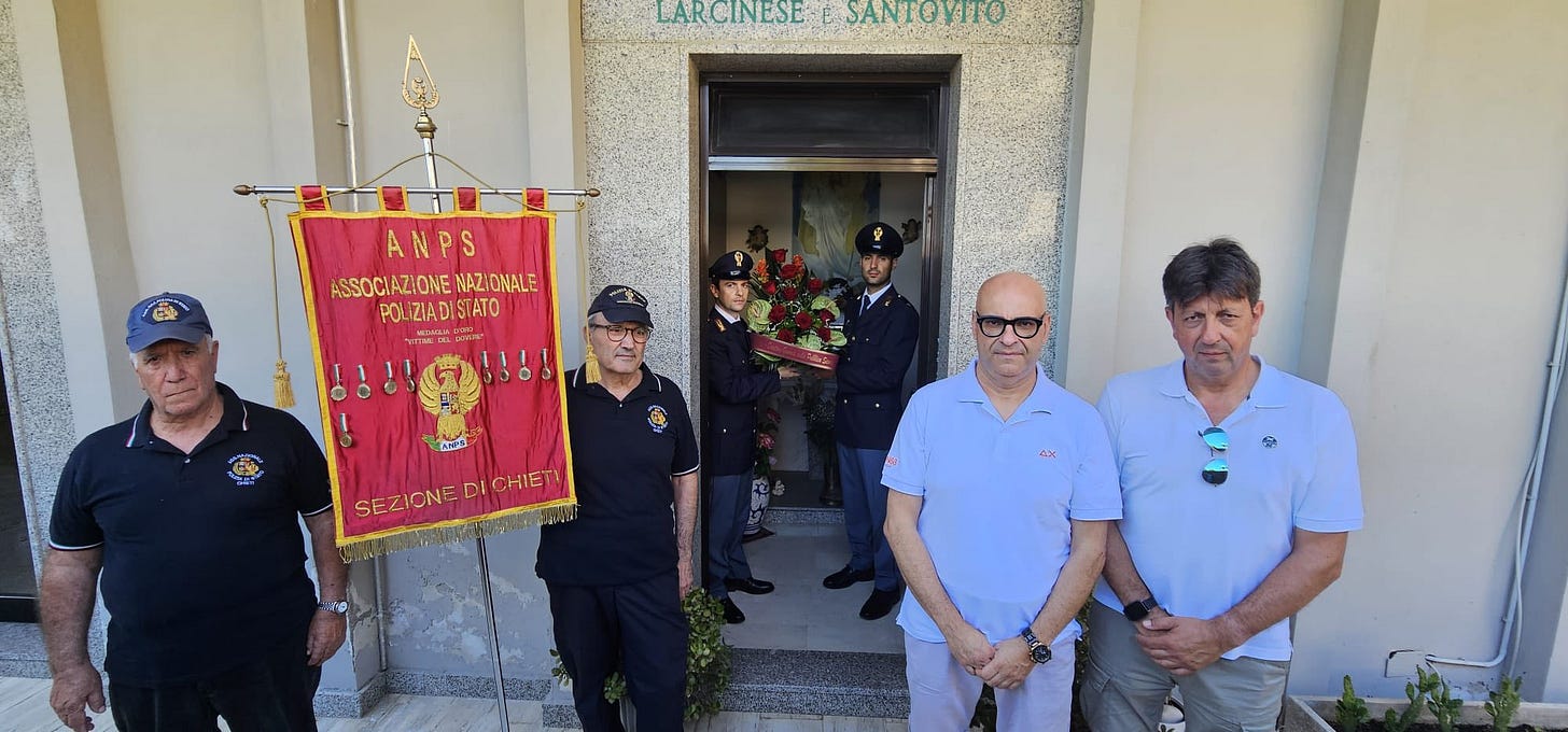 Potrebbe essere un'immagine raffigurante 6 persone e il seguente testo "LARCINESE SANTOVITO ANPS ASSOCLAZIONE NAZI NAZIONALE POL ZIADIS POLIZIADISTATO ATO SEZIONE SEZIONEDICHIET SEZ CHIET!"
