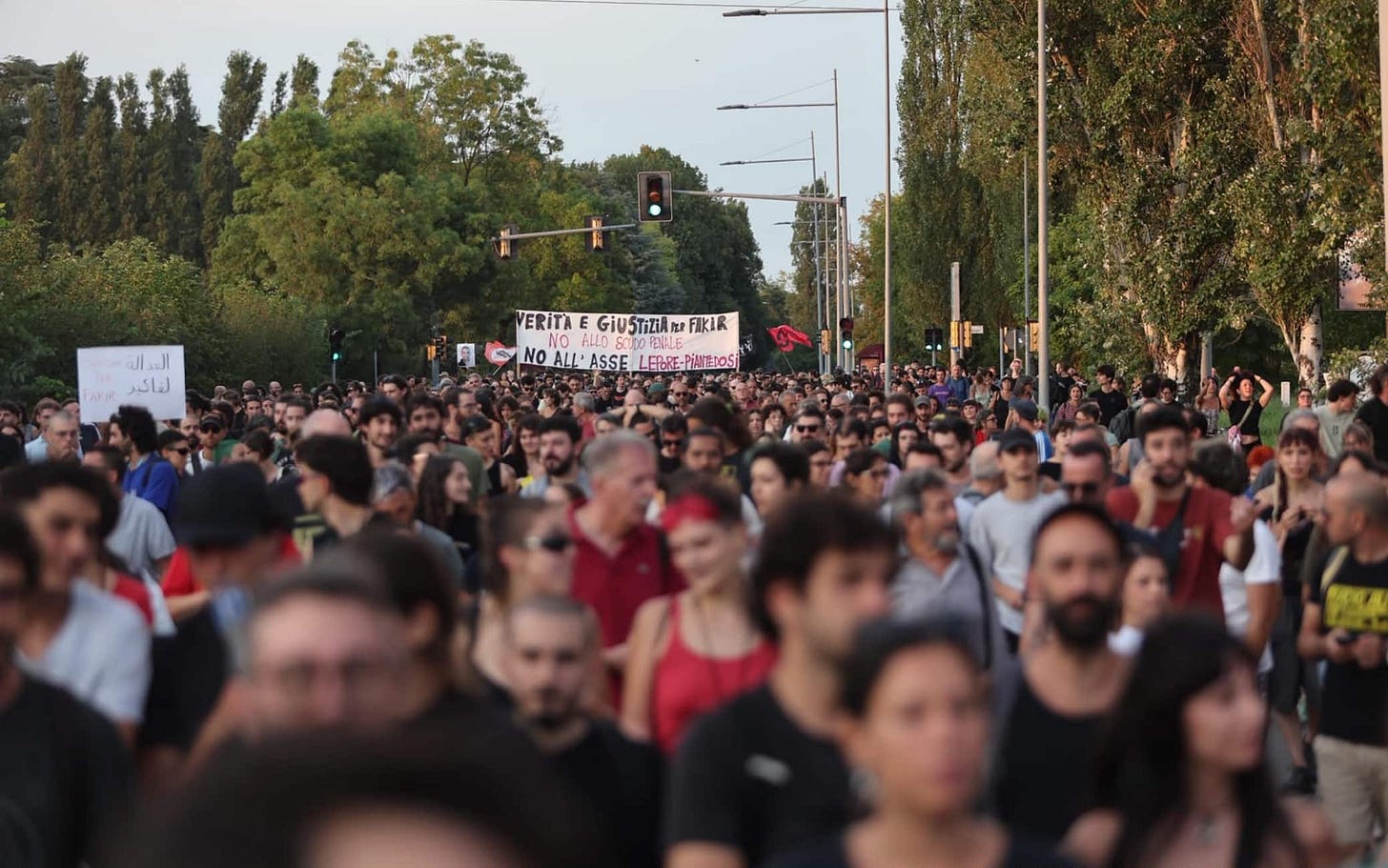 Morte Fakir, a Bologna il corteo. Assegnata la scorta al sindaco Lepore  dopo minacce | Sky TG24