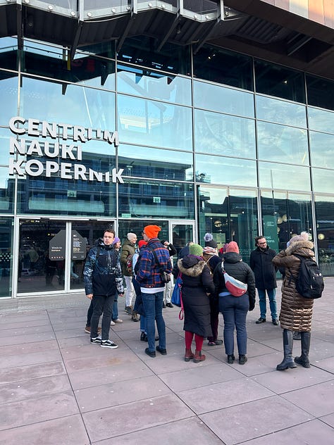 trzy zdjęcia: grupa Usłyszanych przed centrum, Wspólne zdjęcie z Anią Puchtą przedstawicieli Fundacji Kultury bez Barier i Okno na świat, zdjęcie grupowe, prawie 30  roześmianych osób