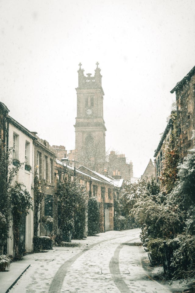 r/Edinburgh - a city in the snow.