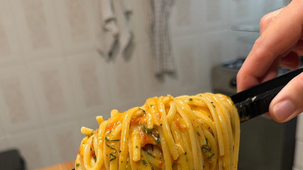 20-MINUTE FRESH TOMATO PASTA