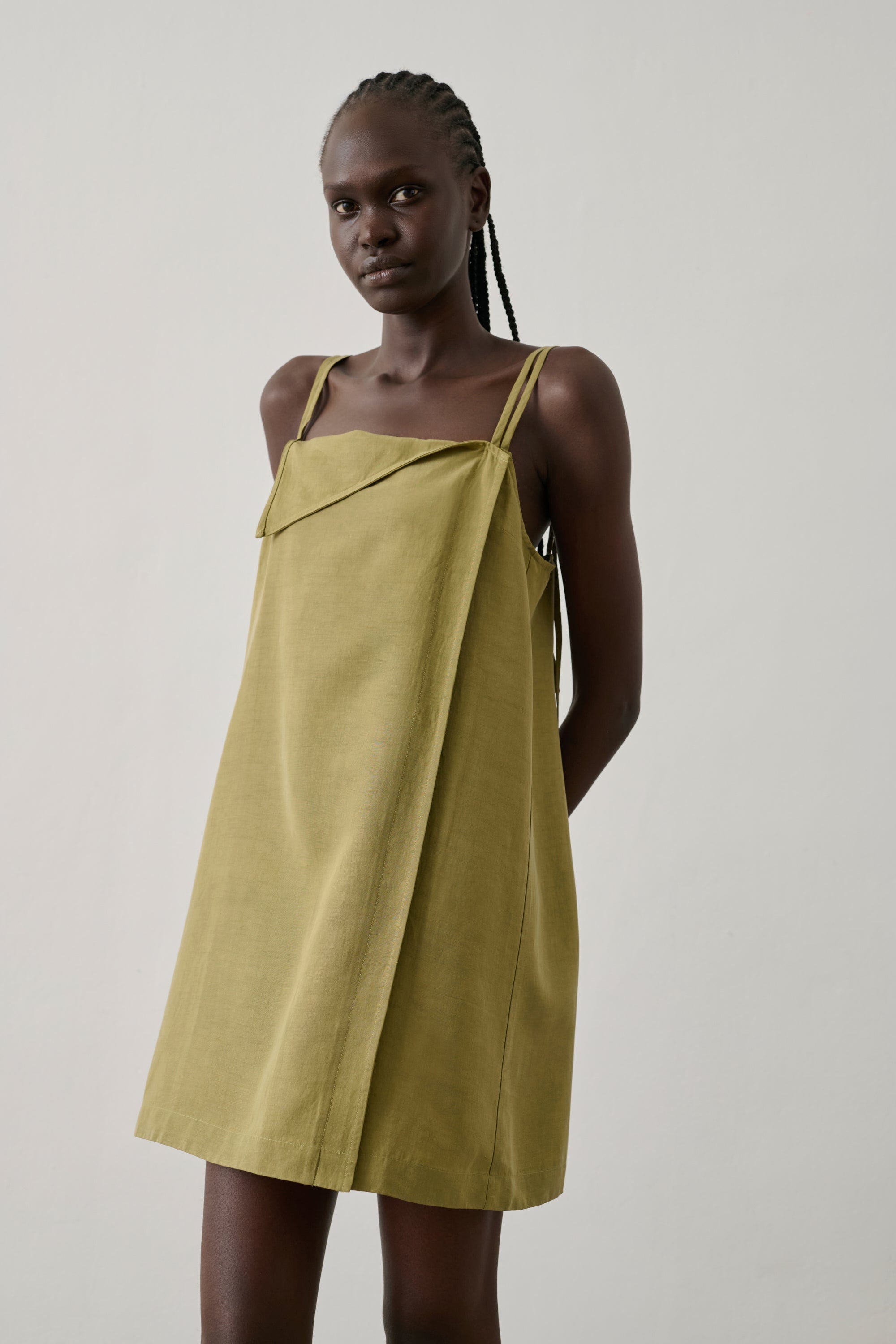 how to wear sleeveless dress in fall Wearing a Sleeveless Dress in Winter