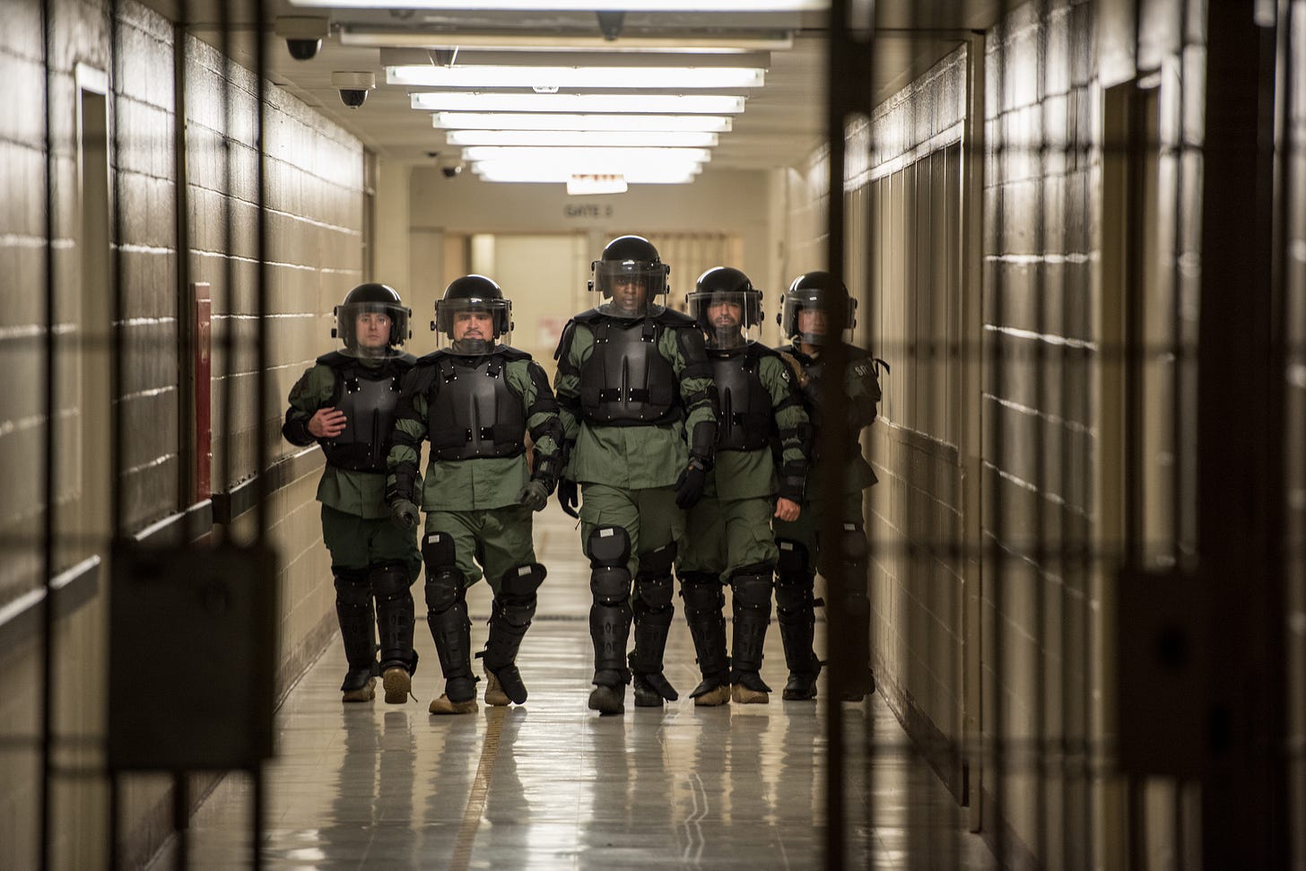 https://upload.wikimedia.org/wikipedia/commons/3/37/An_ERO_SRT_team_walks_through_a_detention_facility_in_riot_gear_%2850069436332%29.jpg