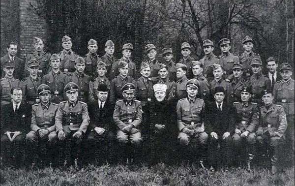 https://siftj.com/MuslimNazis/grandmuftiinfarewellphotowithssdivision.jpg