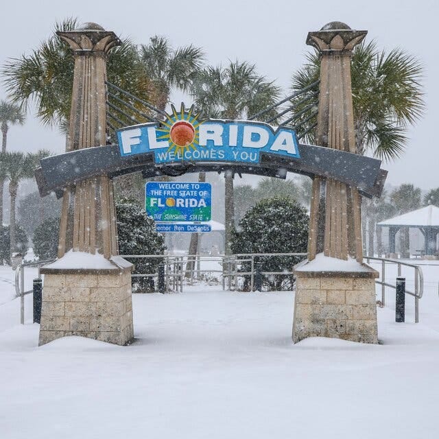 Crews Work Through the Night After Pensacola, Fla., Sees Record Snowfall - The New York Times Crews Work Through the Night After Pensacola, Fla., Sees Record Snowfall - The New York Times