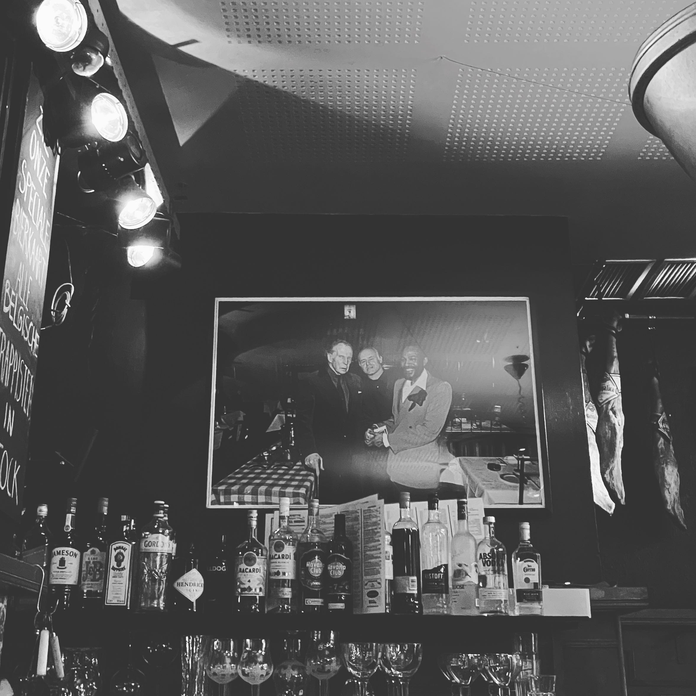 Foto van Prins Karel, Freddy Cousaert en Marvin Gaye in muziekcafé Lafayette, Oostende