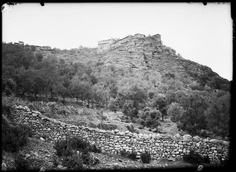 El poble de Purroy dalt d'uns turons El poble de Purroy dalt d'uns turons