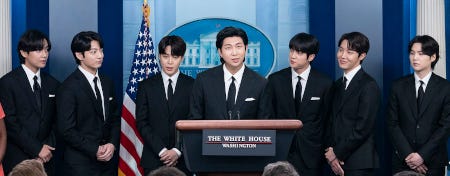 Le chanteur du groupe BTS au pupitre du Président des États-Unis.