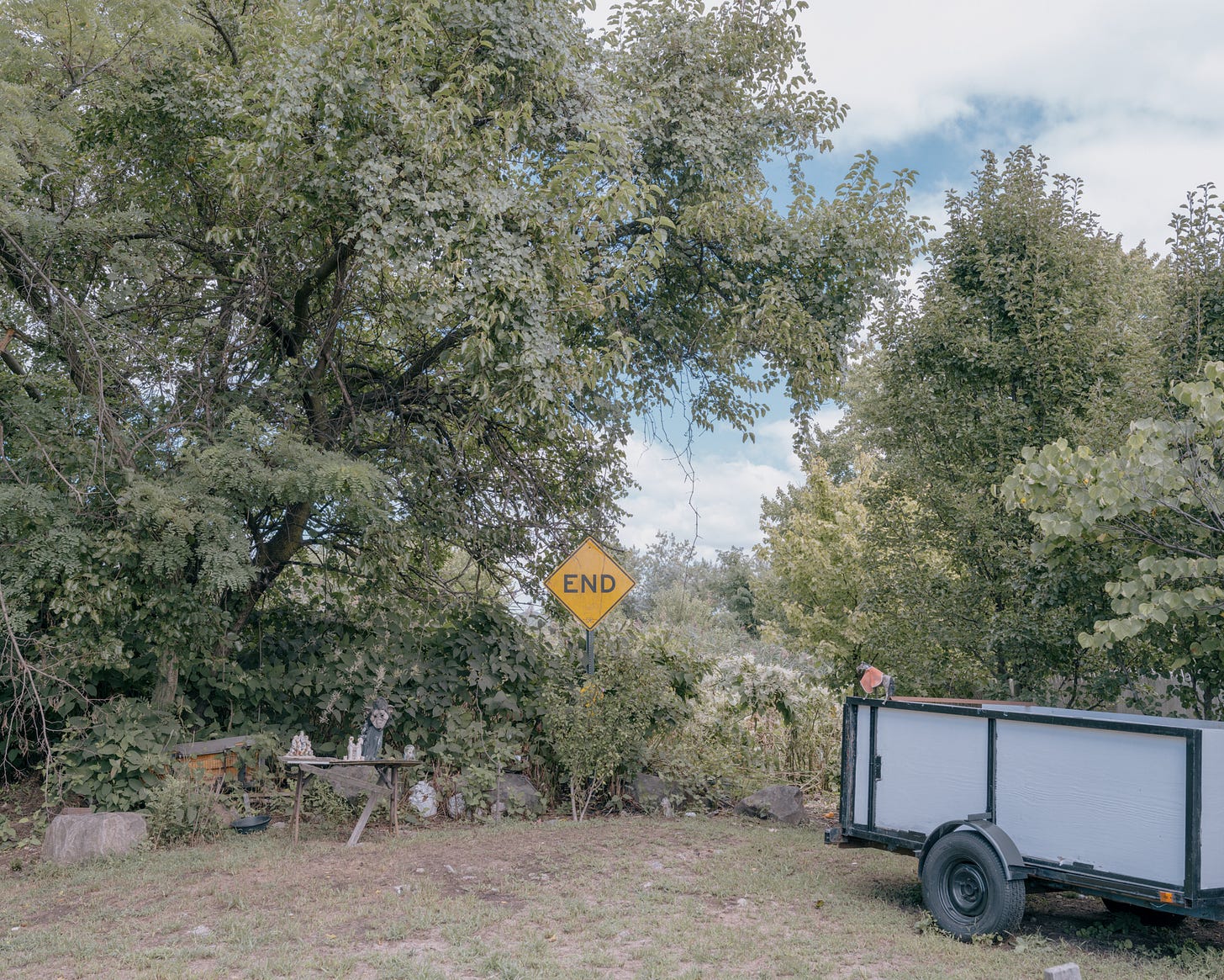 Dead-End-Sign-In-Trees-With-Trailer