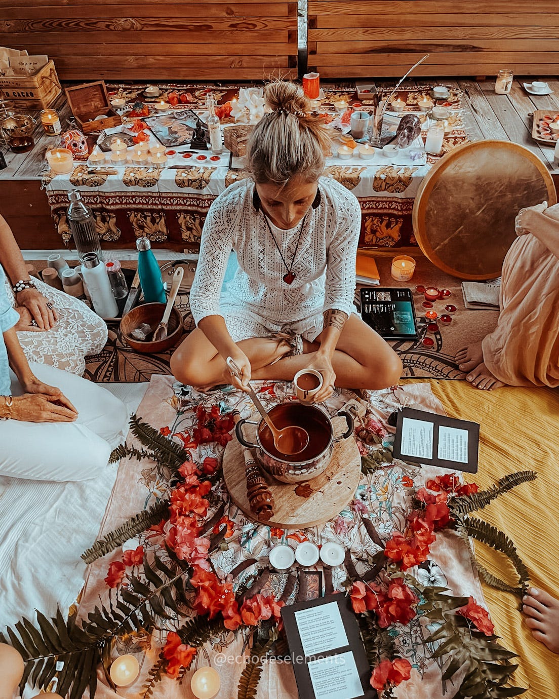 Femme qui sert une tasse de cacao sacré lors d'une cérémonie du cacao