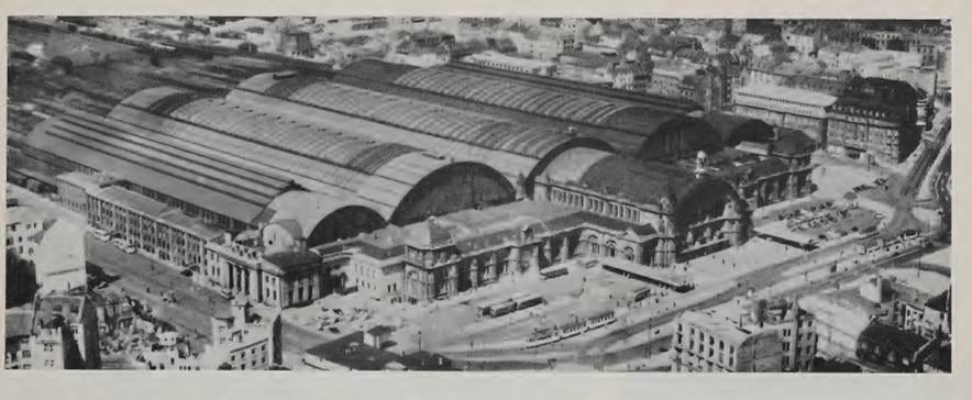 Foto en blanco y negro de una ciudad

El contenido generado por IA puede ser incorrecto.