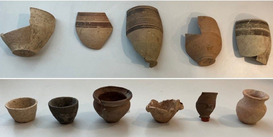 Potes de cerâmica da Idade do Bronze, produzidos na Síria há 4,5 mil anos, contêm marcas de mãos infantis