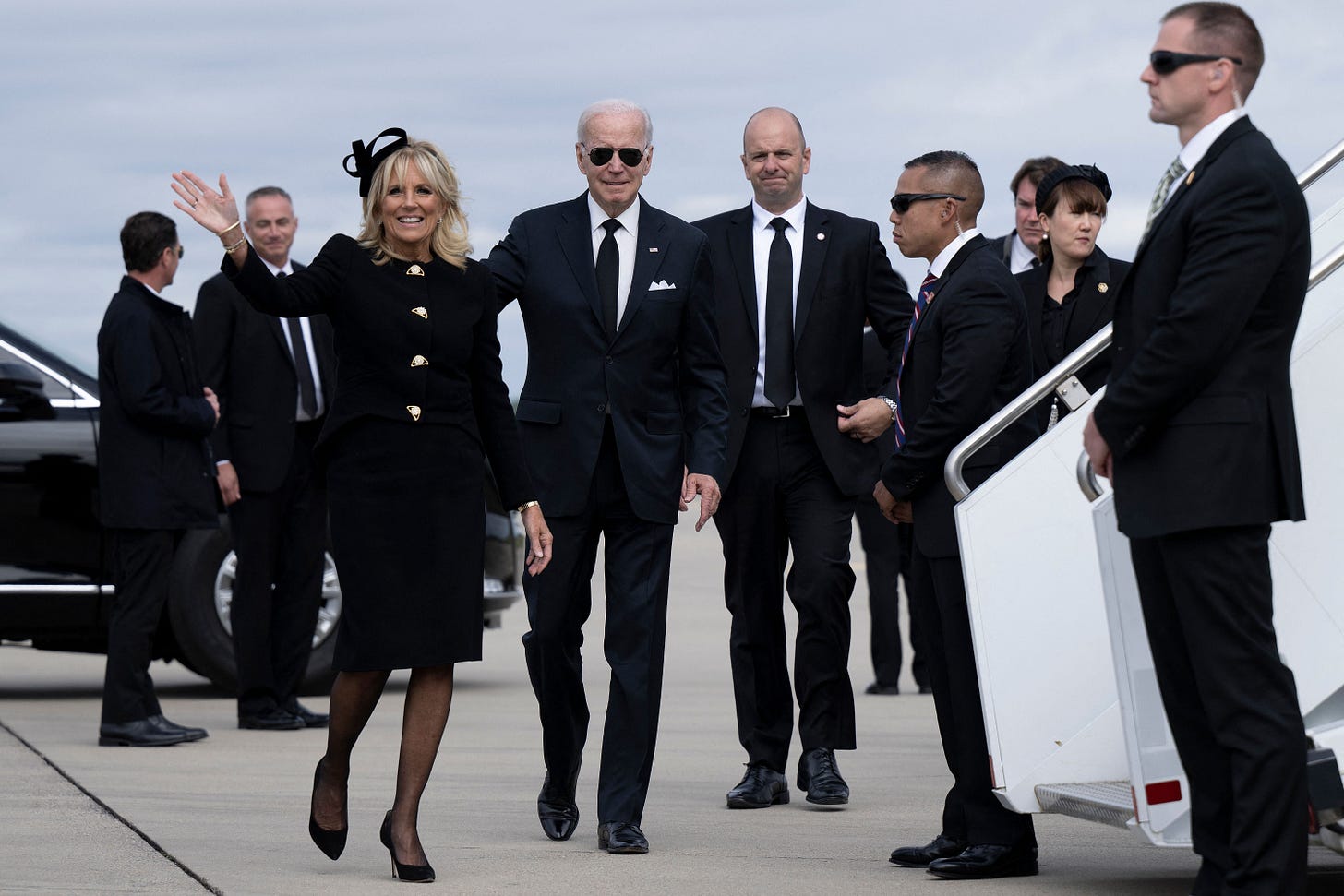 <p>First Lady Jill Biden and President Joe Biden walk to board Air Force One at London Stansted Airport in Stansted, United Kingdom, on September 19, 2022</p>
