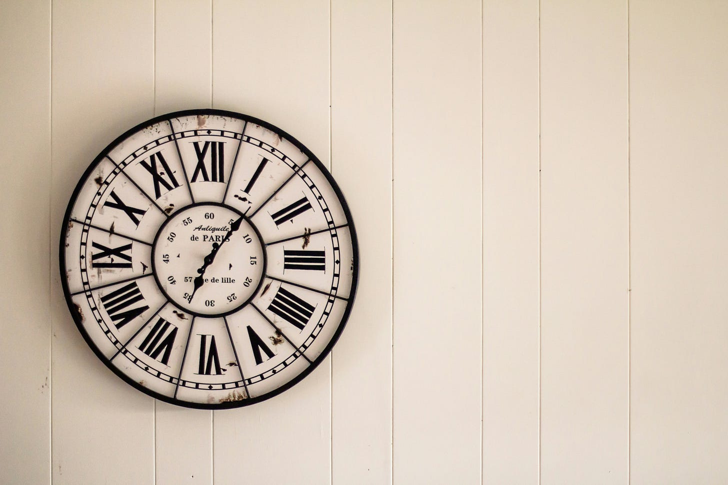 Foto de un reloj de pared por Steve Johnson en Unsplash