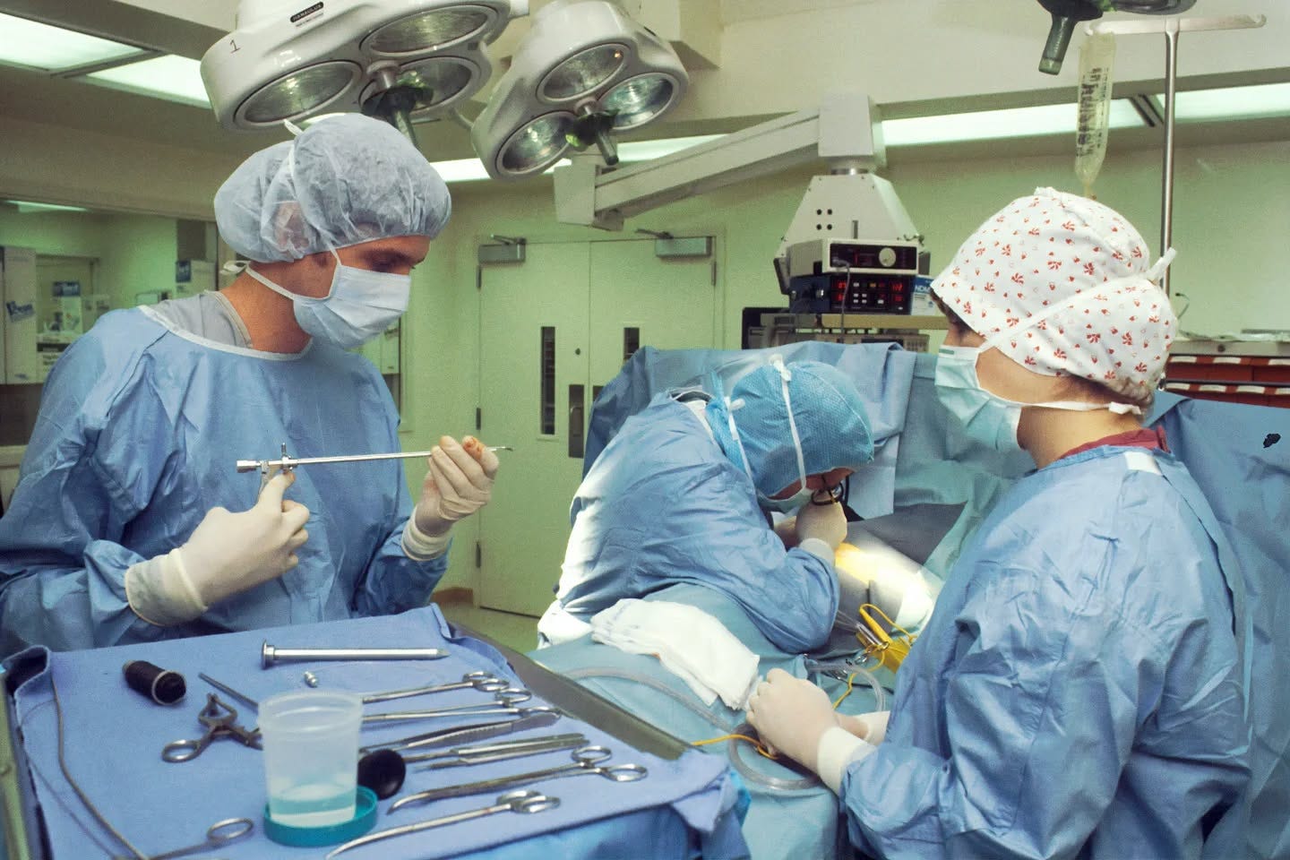 Potrebbe essere un'immagine raffigurante 2 persone e ospedale