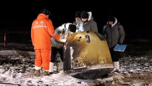 Researchers work next to Chang'e-5 lunar return capsule carrying moon samples, after it landed in northern China's Inner Mongolia Autonomous Region today (Photo: Reuters)