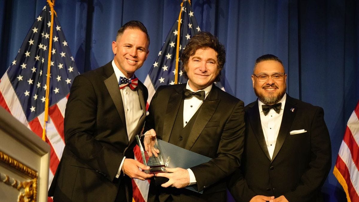 Milei viajó a Estados Unidos a recibir un premio en medio de una semana plagada de turbulencias (Foto: Presidencia).