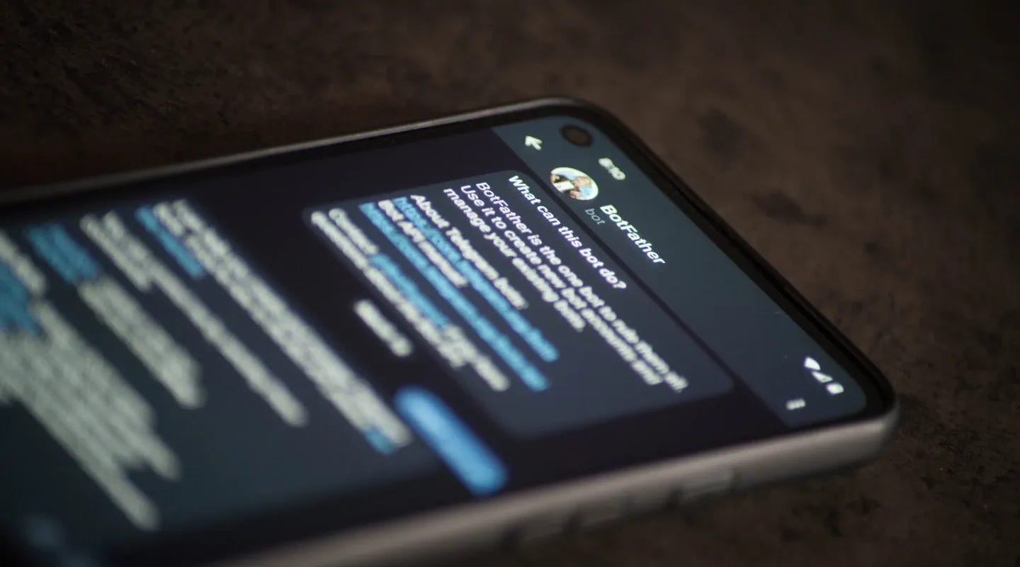 Pantalla de un bot de Telegram. Pantalla de un bot de Telegram.