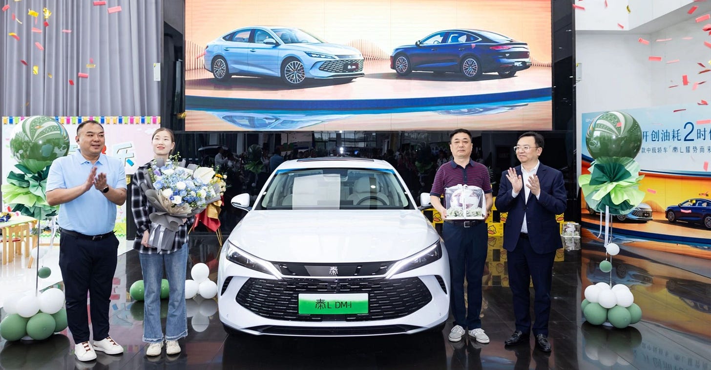 The First Batch of BYD Qin L Delivers, Wang Chuanfu Personally Hands Over the Car to the Owner The First Batch of BYD Qin L Delivers, Wang Chuanfu Personally Hands Over the Car to the Owner