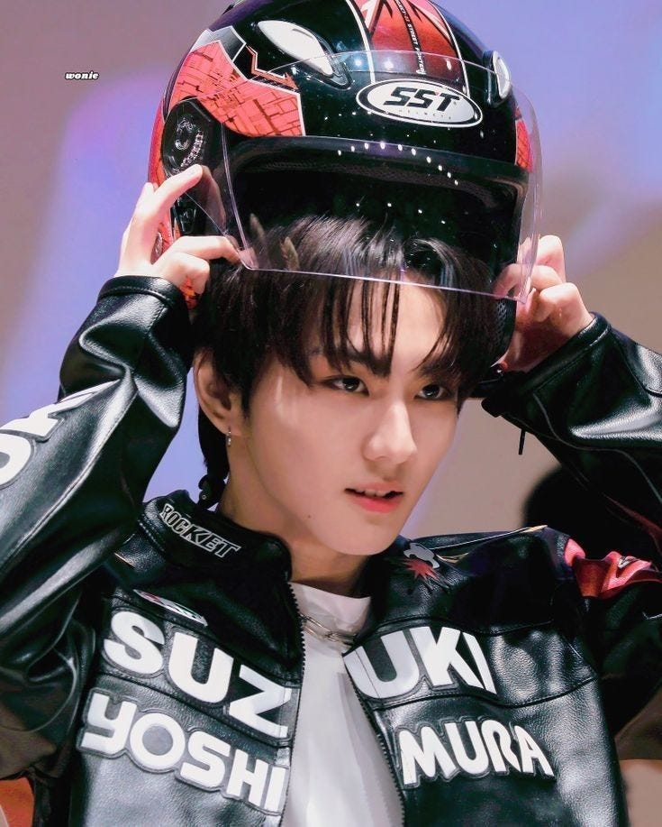 Dia melepaskan tanganmu, lalu menarik ritsleting racing suit-nya sampai atas dan memakai balaclavaย (kain penutup kepala sebelum helm) Dia melepaskan tanganmu, lalu menarik ritsleting racing suit-nya sampai atas dan memakai balaclavaย (kain penutup kepala sebelum helm)