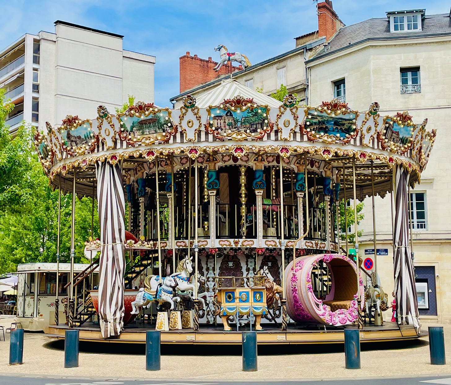 colourful vintage carousel in ⁨Square Daumesnil⁩, ⁨Périgueux⁩ France