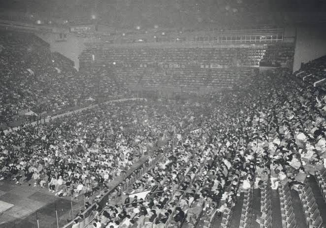 The crowd at Maple Leaf Gardens watching WrestleMania IV on closed circuit : r/SquaredCircle The crowd at Maple Leaf Gardens watching WrestleMania IV on closed circuit : r/SquaredCircle