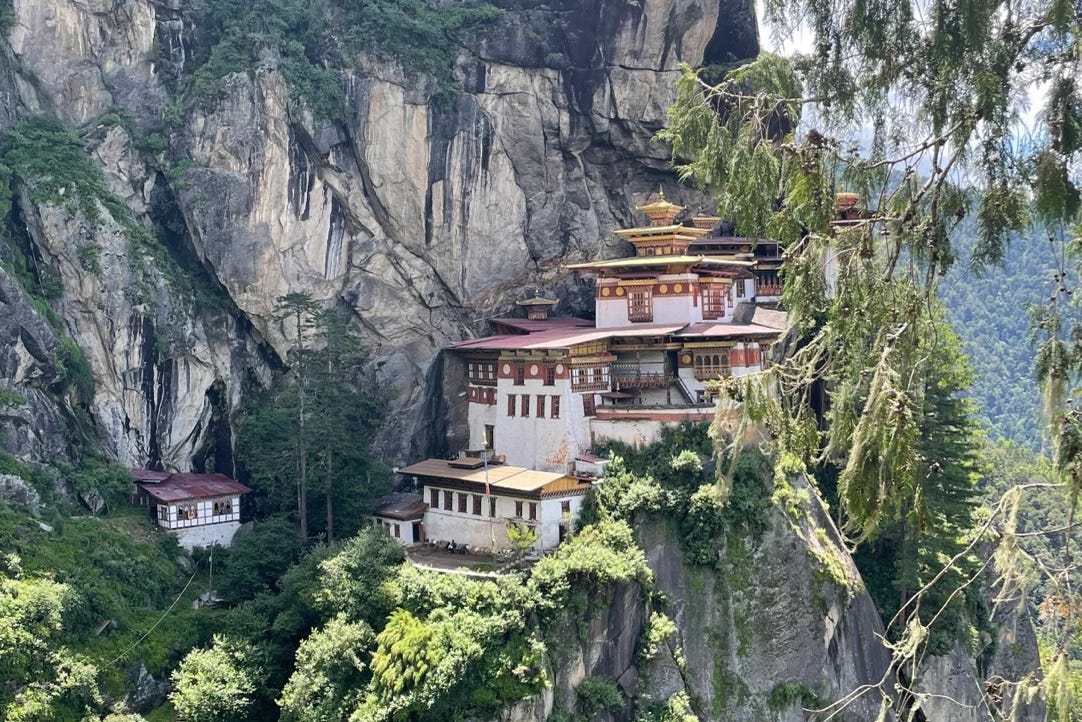 Paro Taktsang on a cliff

AI-generated content may be incorrect.