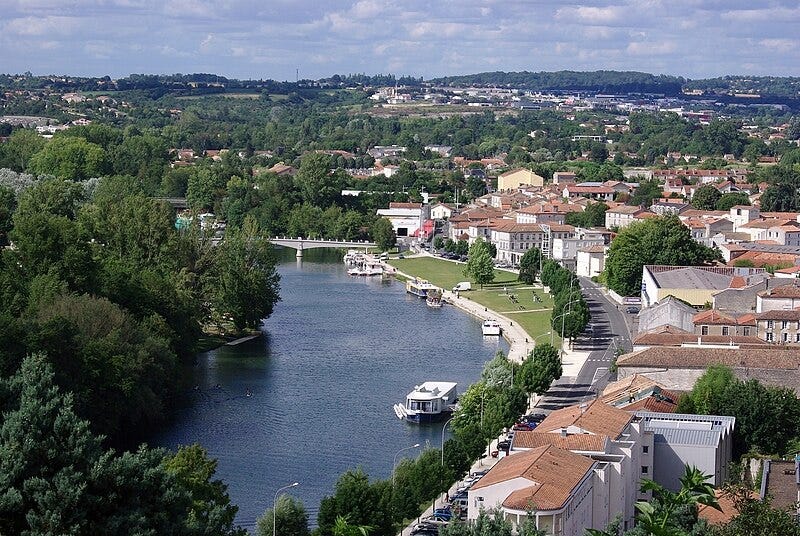 Fichier:Angoulême L'Houmeau vu des remparts 2012.jpg