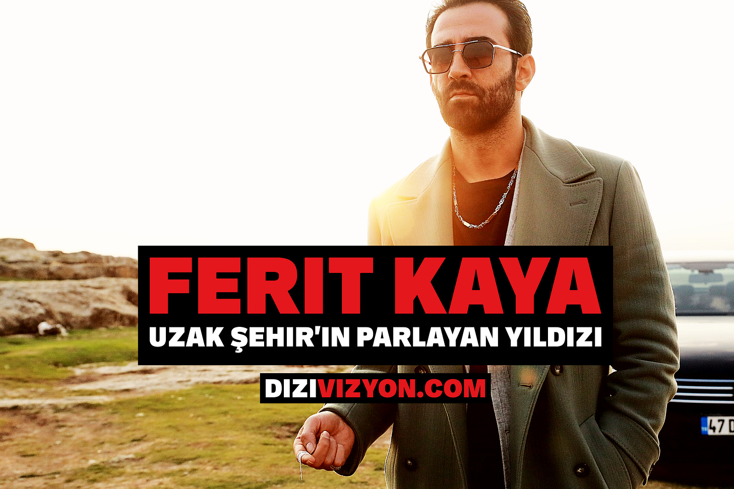 Ferit Kaya'nın stüdyo portresi. Açık gri takım ceket ve gümüş kolye takan oyuncu, kahverengi güneş gözlükleri ile güneş ışığında poz veriyor. Arka planda kayalık bir doğa manzarası görünüyor. Görselin altında kırmızı yazıyla 'FERIT KAYA', beyaz yazıyla 'UZAK ŞEHIR'IN PARLAYAN YILDIZI' ve 'DIZIVIZYON.COM' logosu yer alıyor. Uzak Şehir dizisinin yıldızı için hazırlanmış profesyonel tanıtım görseli.