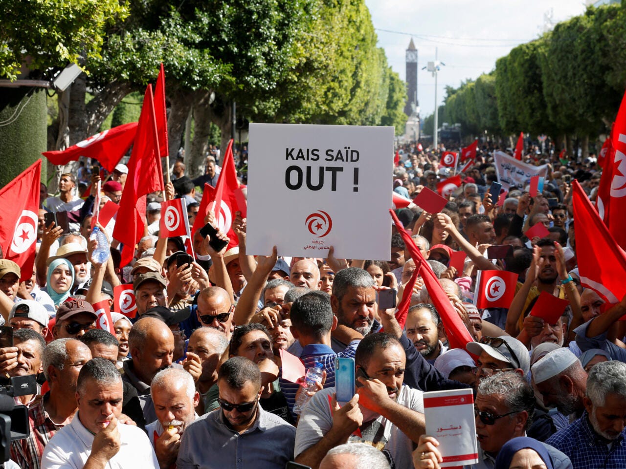 Des milliers de Tunisiens manifestent contre le président Kaïs Saïed et la crise économique Des milliers de Tunisiens manifestent contre le président Kaïs Saïed et la crise économique