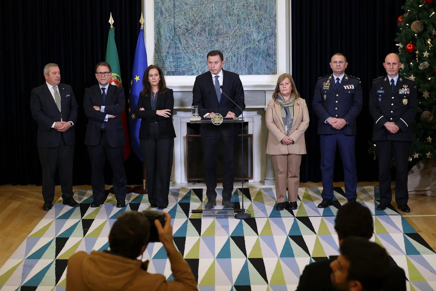 Montenegro anuncia 20 milhões para forças de segurança: "Portugal é um país  seguro, mas é preciso não viver à sombra da bananeira" - Expresso