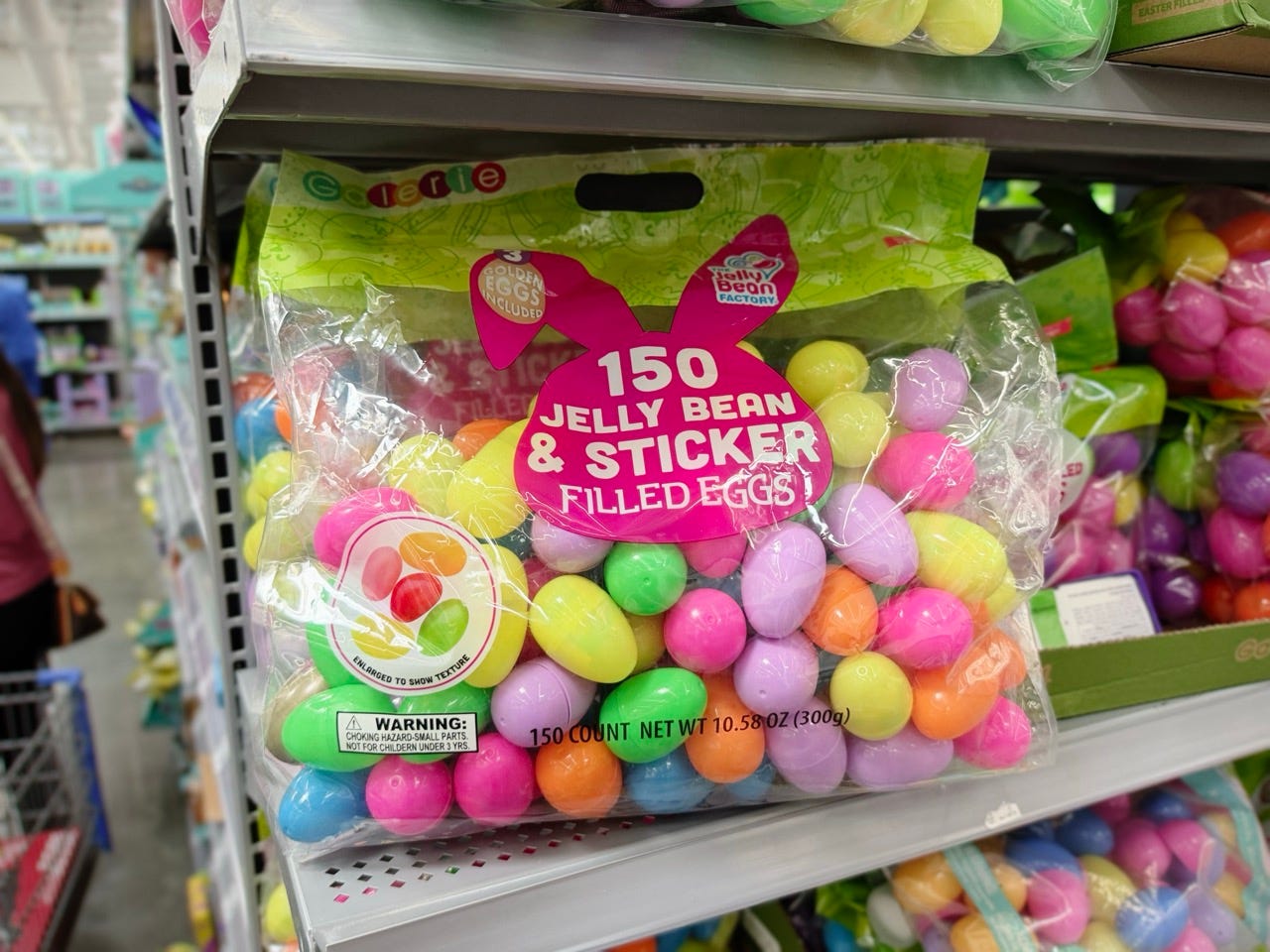 Dans un rayon d’une grande surface américaine : un paquet de 150 œufs colorés en plastique remplis de bonbons et de stickers à l’occasion de la fête de Pâques.